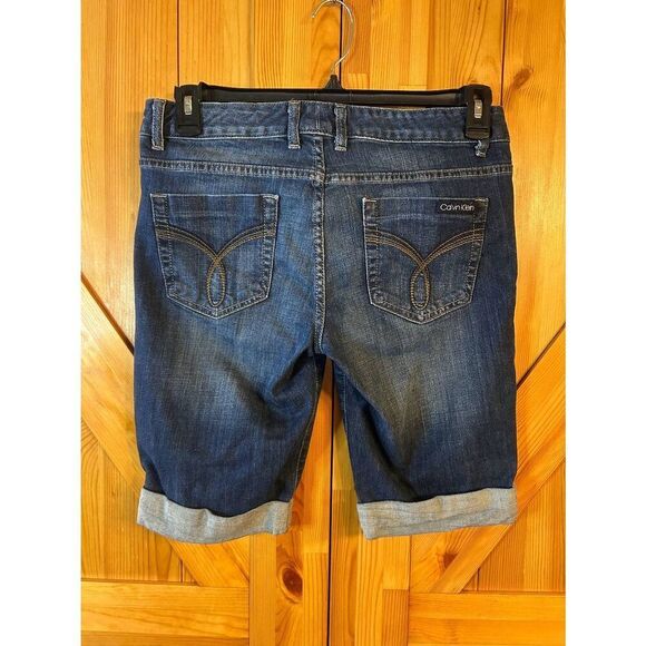 Vintage CALVIN Klein Dark Wash Distressed Bermuda Jean Shorts Size 8/29 (5225) - Picture 2 of 4
